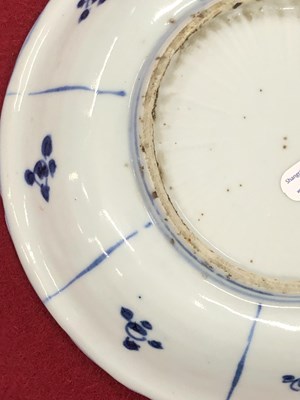 Lot 400 - A 17th century kraak blue and white dish...