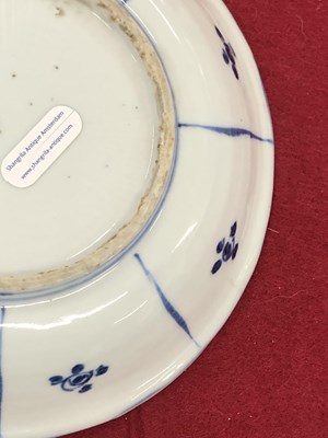 Lot 400 - A 17th century kraak blue and white dish...