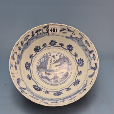 Lot 401 - A mid 17th century Chinese blue and white bowl,...