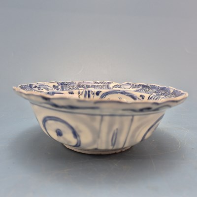 Lot 402 - A 17th century klapsmut blue and white bowl,...