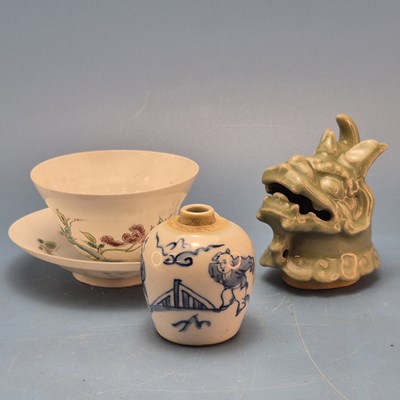 Lot 171 - A Chinese blue and white jarlet, an egg shell...