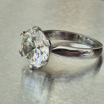 Lot 80 - A 5.09ct round brilliant cut diamond single...