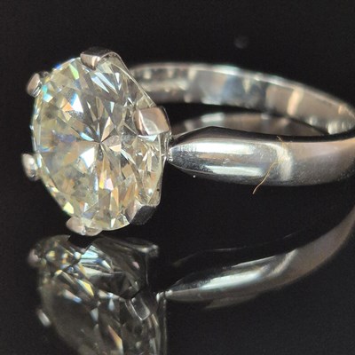 Lot 80 - A 5.09ct natural round brilliant cut diamond...
