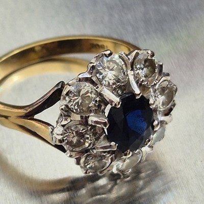 Lot 86 - A vintage sapphire and diamond cluster ring....