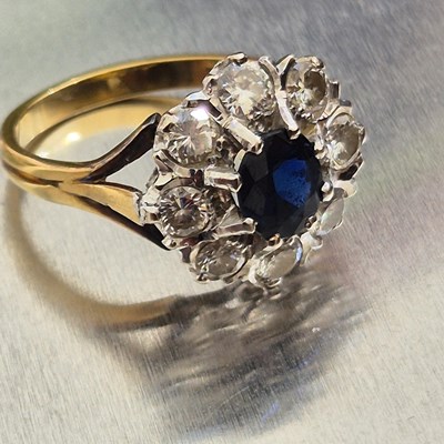 Lot 86 - A vintage sapphire and diamond cluster ring....