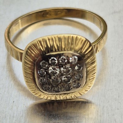 Lot 90 - A vintage 18ct gold and diamond set geometric...