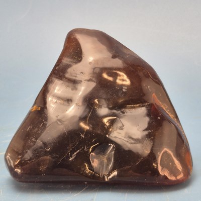 Lot 122 - A triangular shaped amber pebble. W 11cms.