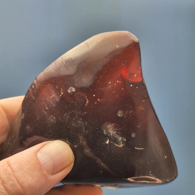 Lot 122 - A triangular shaped amber pebble. W 11cms.