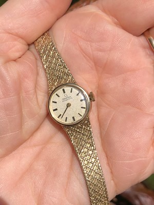 Lot 99 - A 9ct hallmarked gold ladies' Omega automatic...