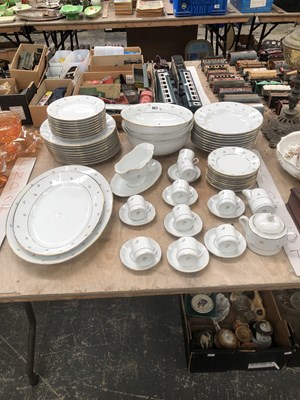 Lot 963 - A Richard Ginori porcelain dinner service