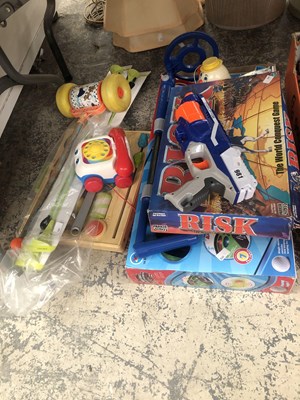 Lot 981 - Boxed children's indoor golf, a toy metal...