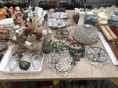 Lot 985 - Table lamps,- ceiling baskets, glass light...