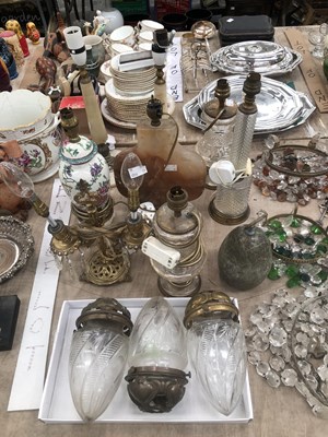 Lot 985 - Table lamps,- ceiling baskets, glass light...