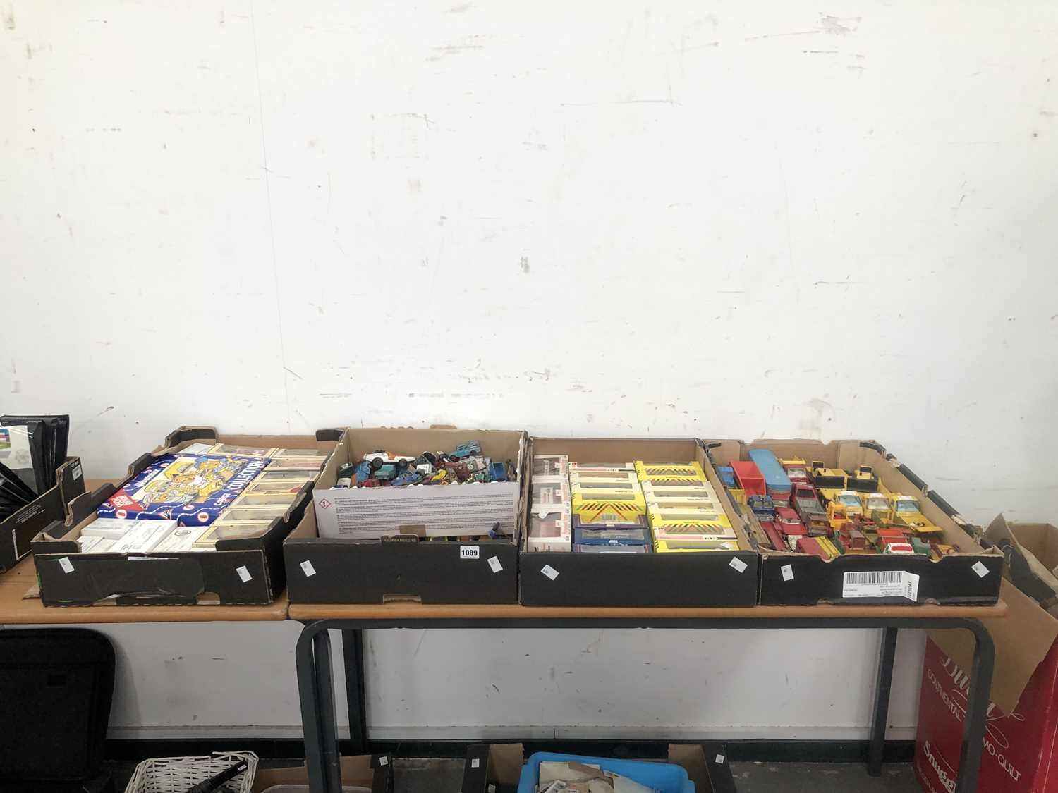 Lot 1089 - Boxed and loose die cast cars, vans and...