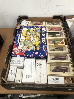Lot 1089 - Boxed and loose die cast cars, vans and...