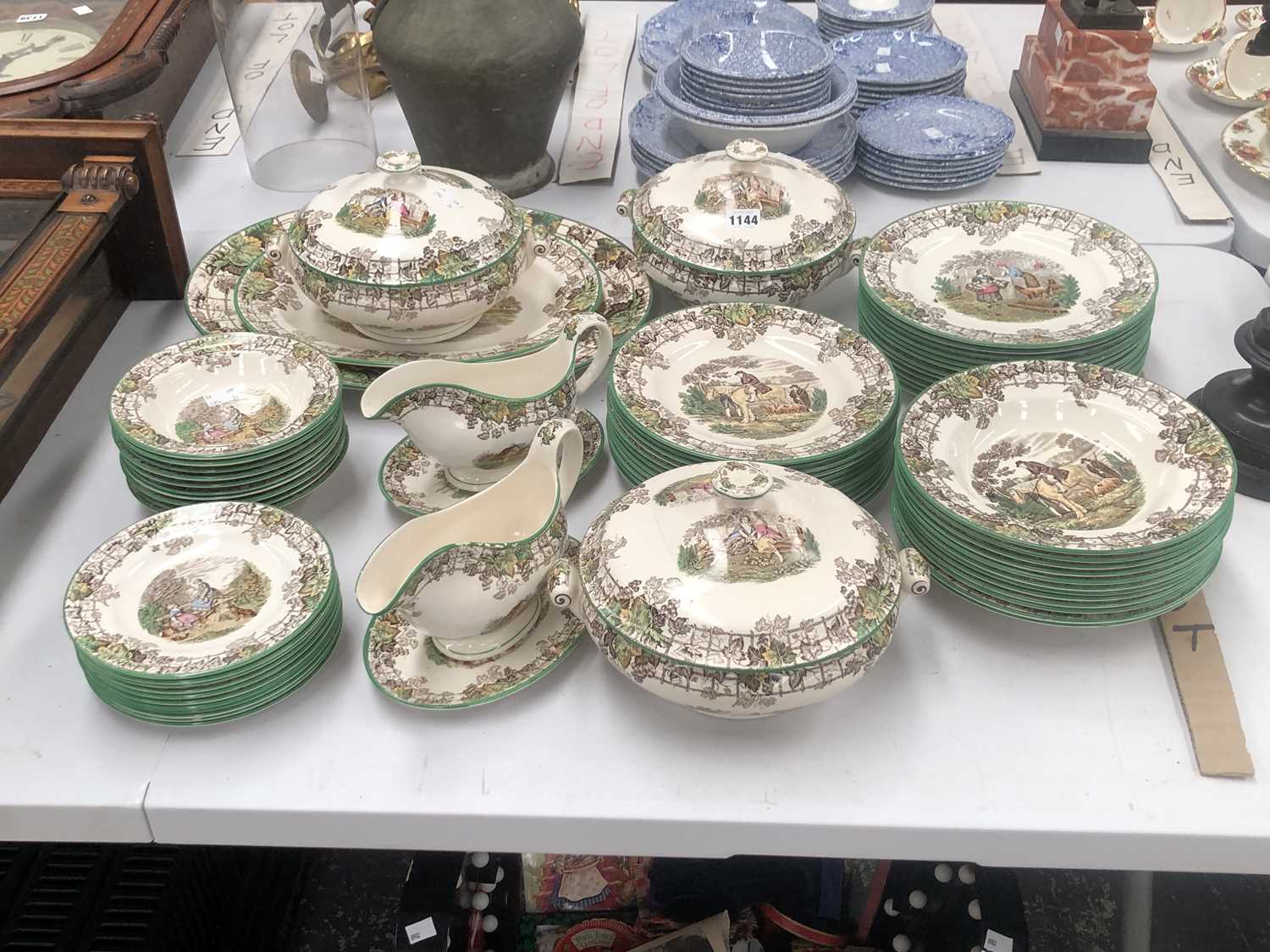 Lot 1144 - A Copeland Spode Byron pattern dinner service
