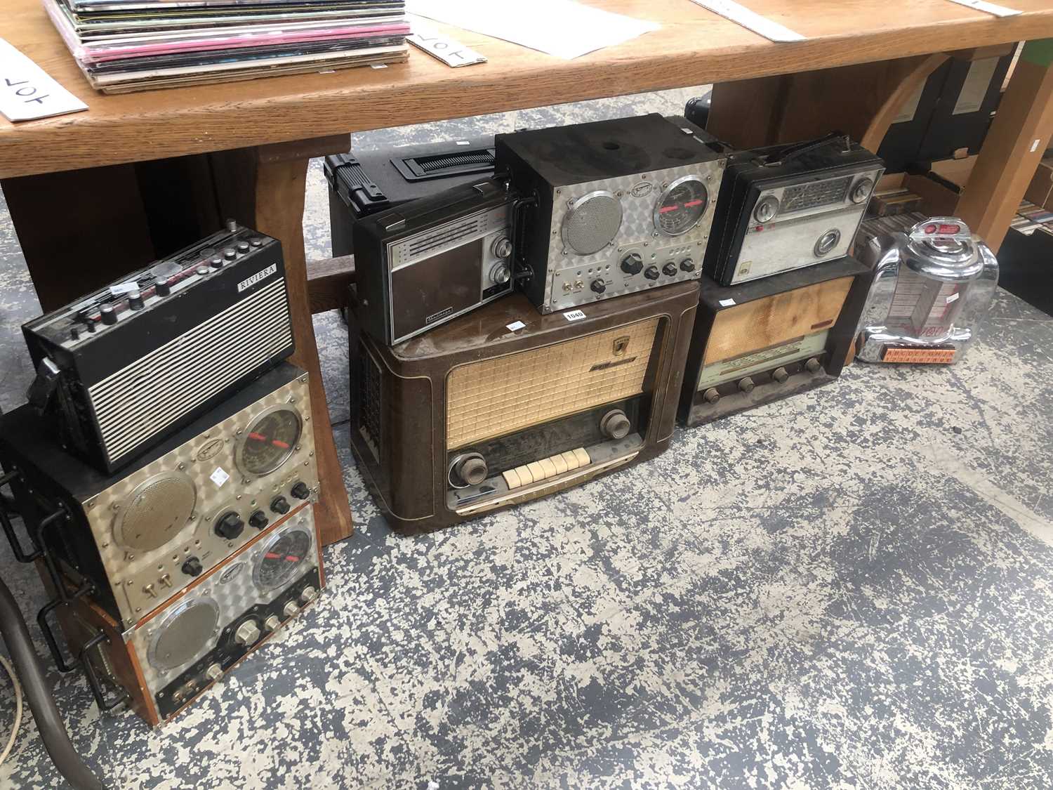 Lot 1040 - A collection of radios