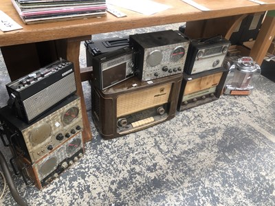 Lot 1040 - A collection of radios