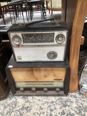 Lot 1040 - A collection of radios