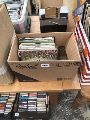 Lot 1044 - A collection of Beatles 7" singles & EP...