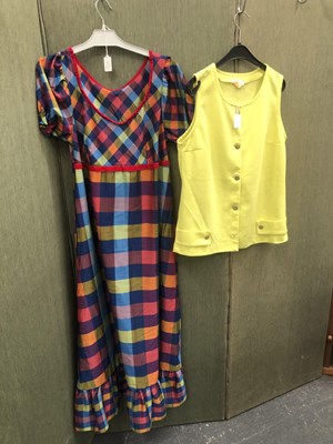 Lot 659 - Ladies clothing. Vintage A Jayar Garment,...