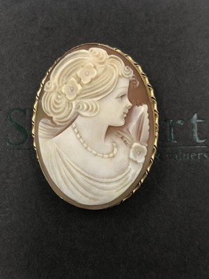 Lot 506 - A 9ct hallmarked gold portrait cameo pendant...