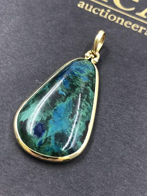 Lot 507 - A vintage ammolite pendant. The oval gemstone...