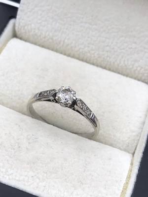 Lot 511 - A vintage diamond solitaire ring with...