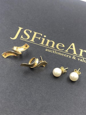 Lot 518 - A pair of cultured pearl stud earrings and a...