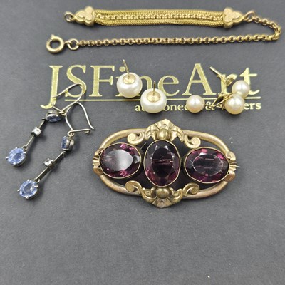 Lot 536 - An antique amethyst paste brooch, an Albertina...