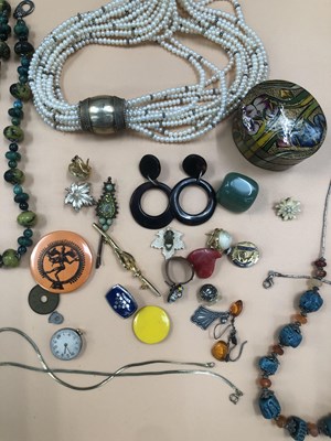 Lot 540 - A gemset beaded necklace, various silver rings,...