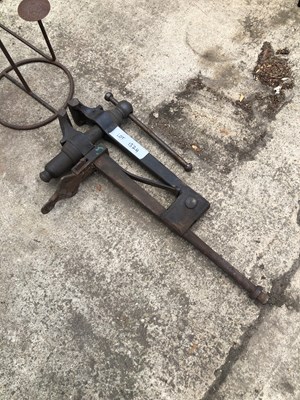 Lot 1324 - A large leg vice