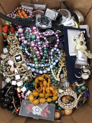 Lot 579 - A large collection of vintage costume...