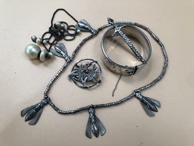Lot 580 - A vintage tribal style multi-bee necklace...