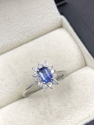 Lot 535a - A hallmarked platinum cluster ring set with a...