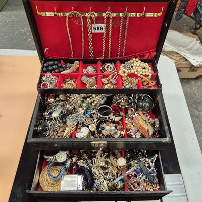 Lot 586 - A vintage jewellery case and contents...