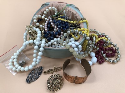 Lot 587 - A collection of vintage costume jewellery,...