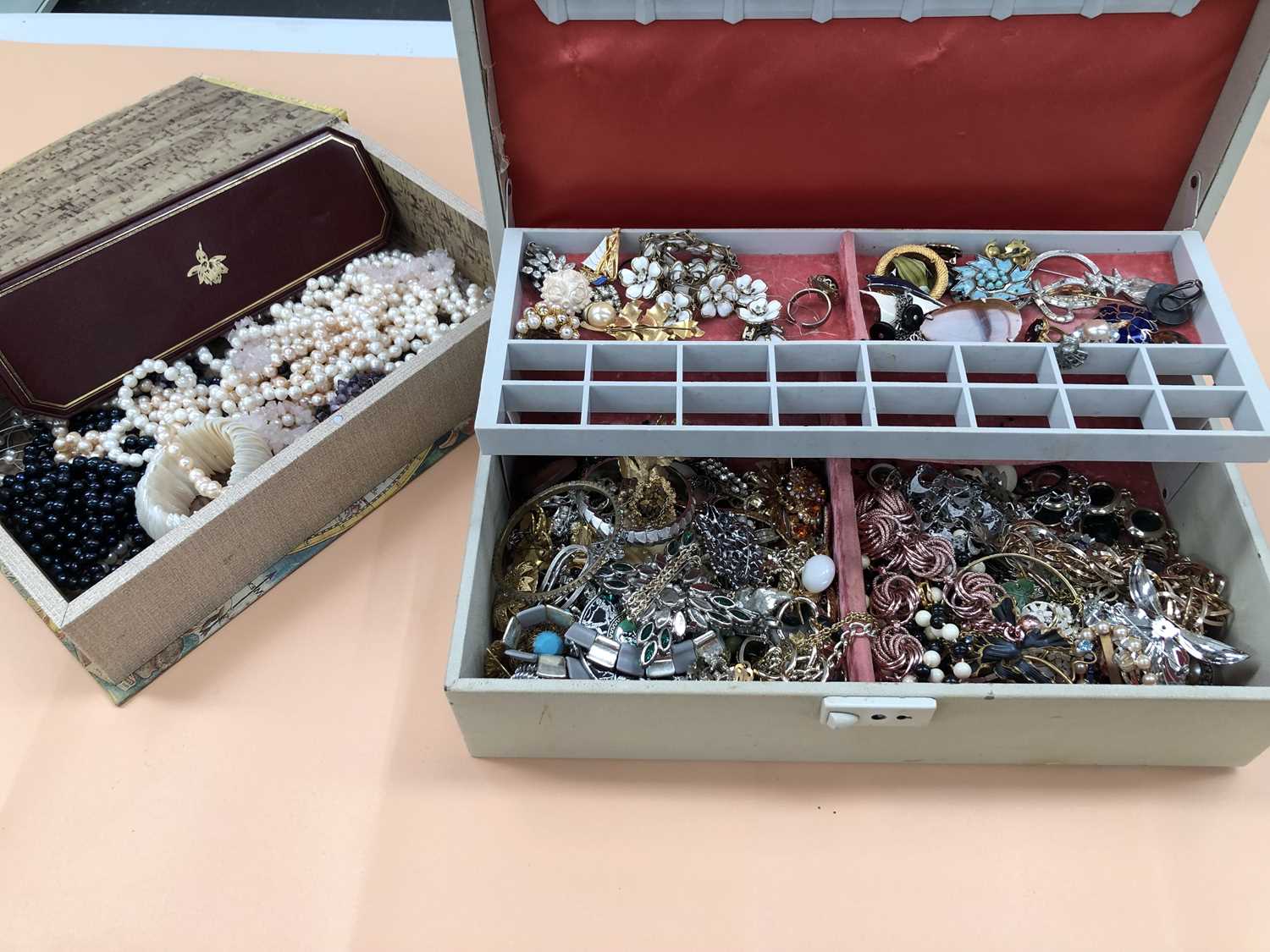 Lot 589 - A large collection of vintage costume...
