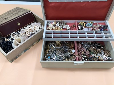 Lot 589 - A large collection of vintage costume...