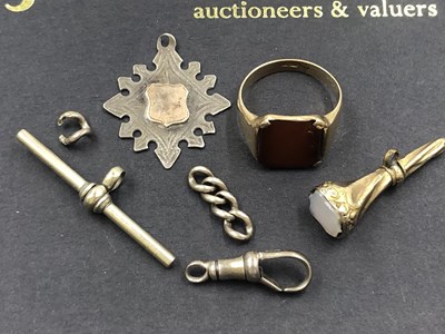 Lot 592 - A vintage stone set gents' signet ring,...