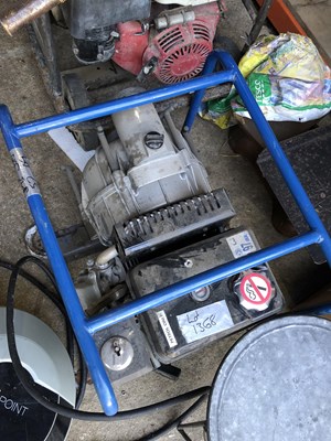 Lot 1368 - Large water pump with hose