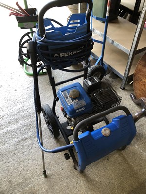 Lot 1362 - A pressure washer