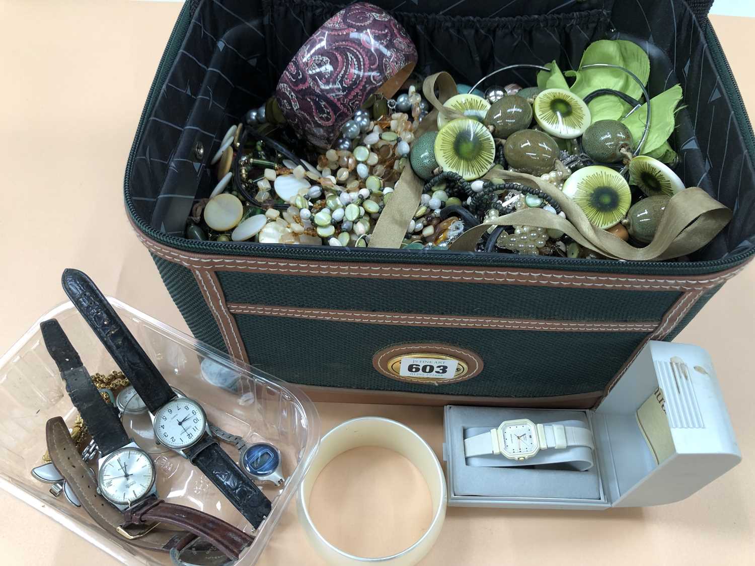 Lot 603 - A large vintage vanity case containing vintage...