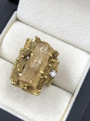Lot 549 - A brutalist style stone set and diamond ring,...