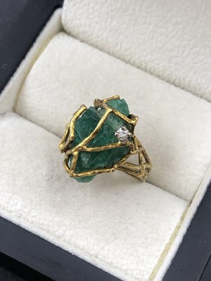 Lot 550 - A brutalist style stone set and diamond ring,...