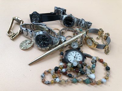 Lot 559 - An 18ct hallmarked gold diamond illusion set...