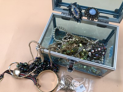 Lot 562 - A quantity of gold jewellery, some with...