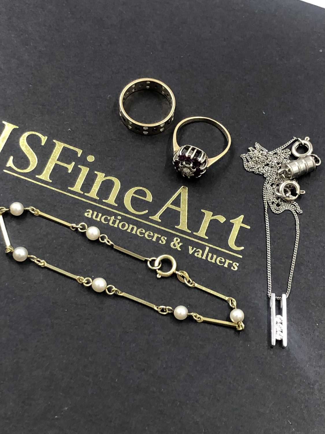 Lot 569 - 9ct gold hallmarked jewellery to include a...