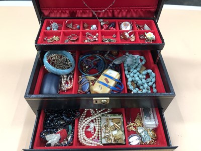 Lot 572 - Jewellery- a vintage jewellery case and...