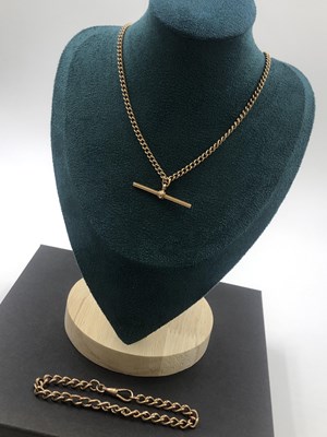 Lot 613 - 9ct rose gold hallmarked curb chain with t-bar...